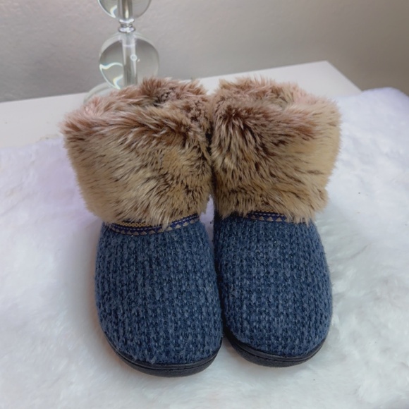 ISOTONER WOMEN'S SIZE 7.5-8 blue FAUX FUR SLIPPER BOOTIES - Picture 2 of 4